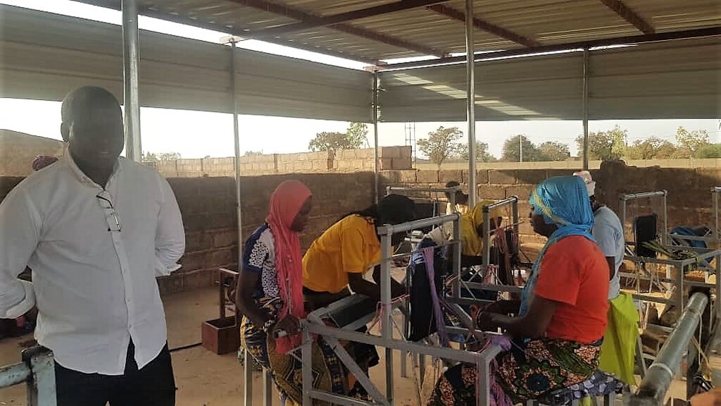 Eine Weberei für Frauen aus dem Norden von Burkina Faso, die auf der Flucht vor Terrorübergriffen sind